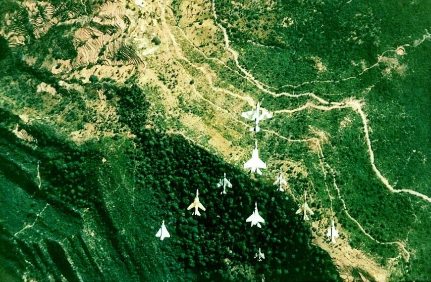 This Stunning Old Photo Of An IAF ‘Mammoth Formation’ Just Showed Up